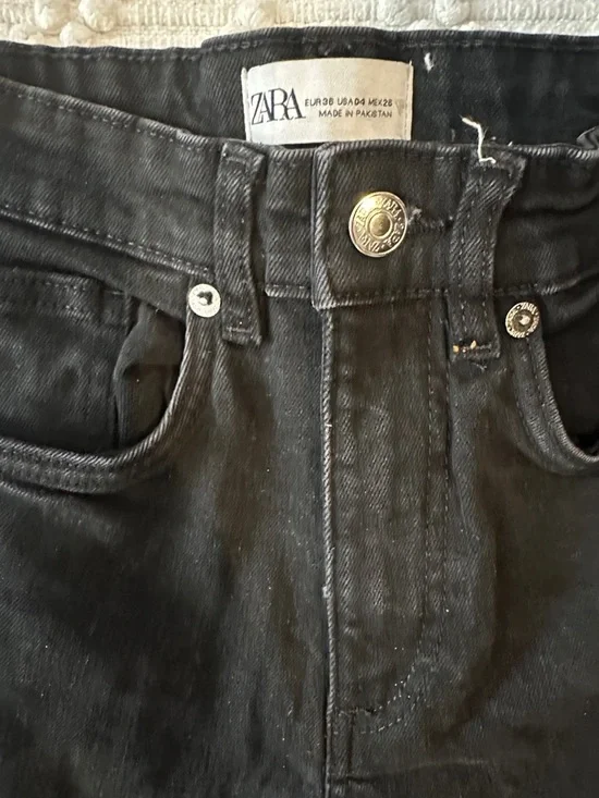 Zara Black High-Rise Straight Jeans with Raw Hem - Preloved - Picture 3 of 13